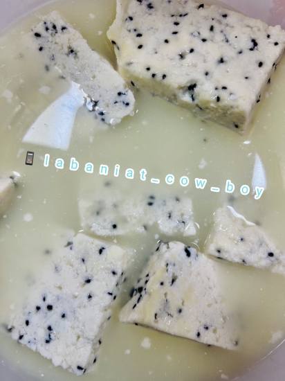 图片 پنیر سنتی سیاه دانه